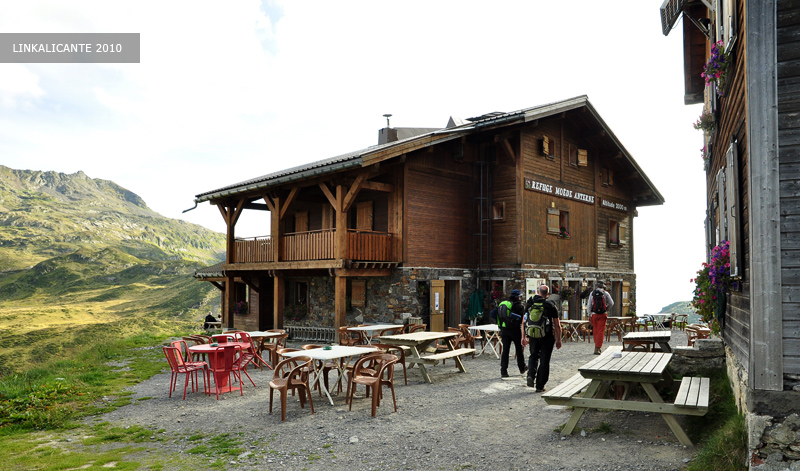 Refugio de montaña trekking en Alpes franceses